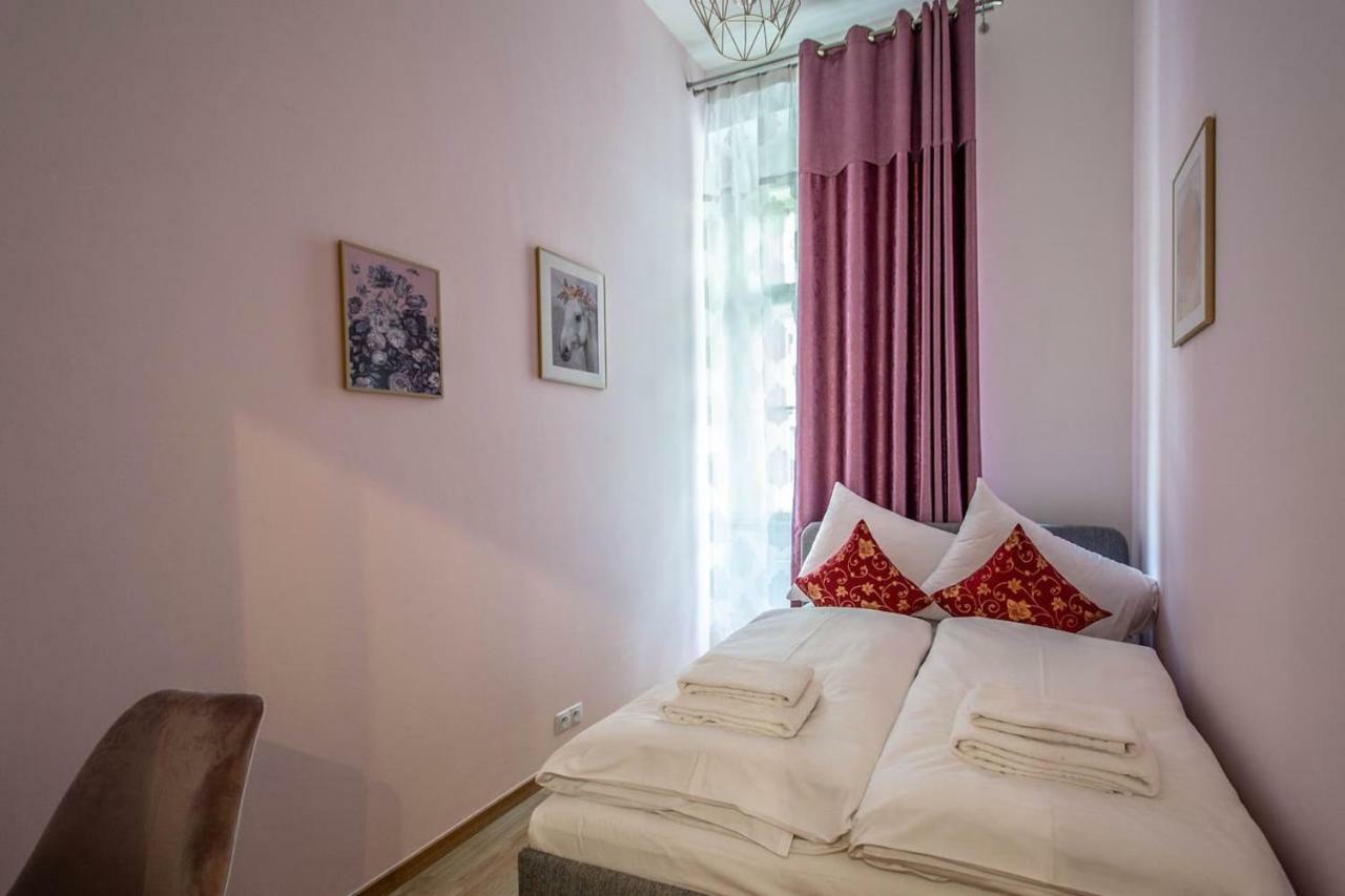Design 3Bdr Apartment In Residence, Free Parking Прага Екстериор снимка