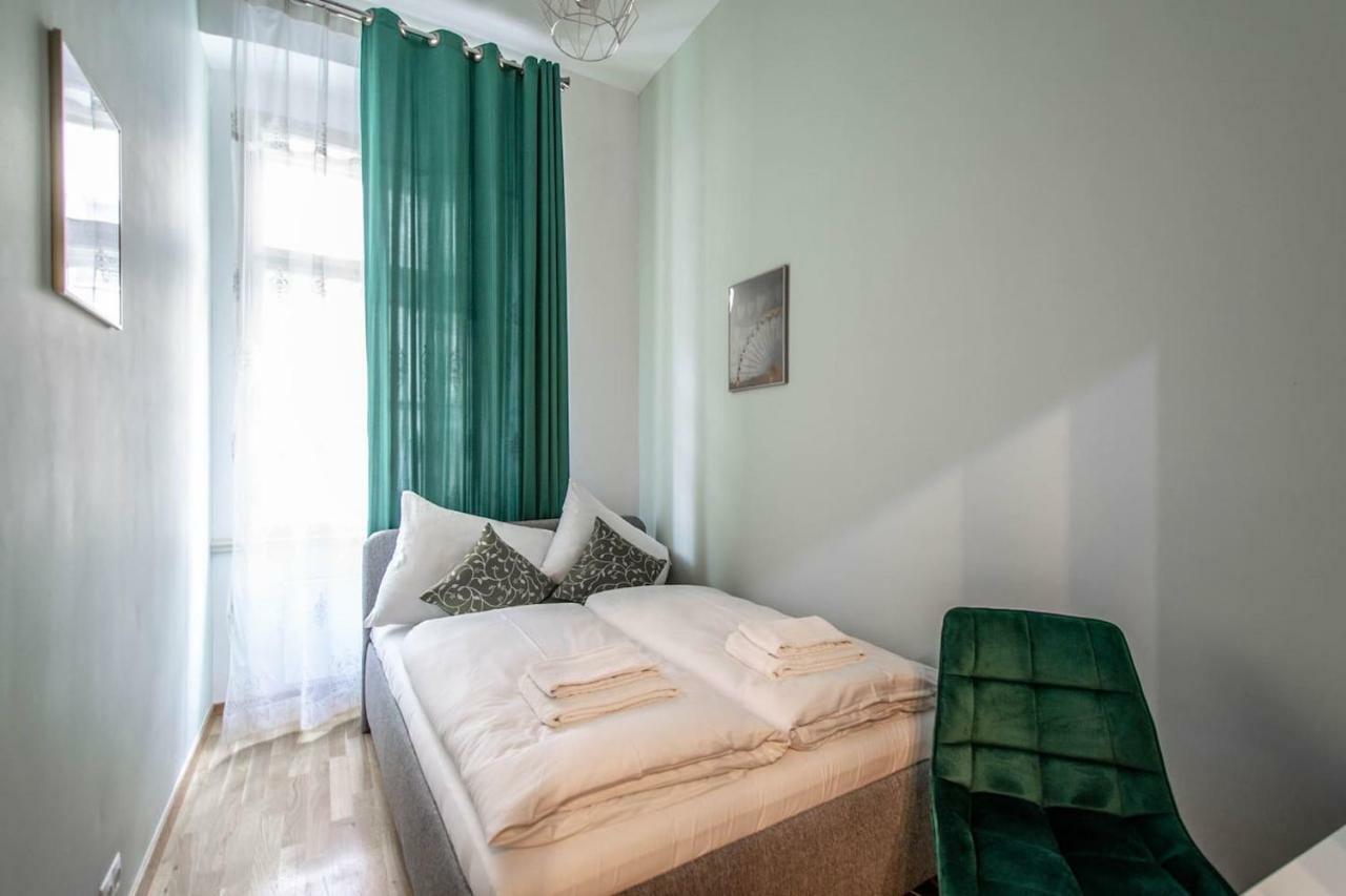 Design 3Bdr Apartment In Residence, Free Parking Прага Екстериор снимка